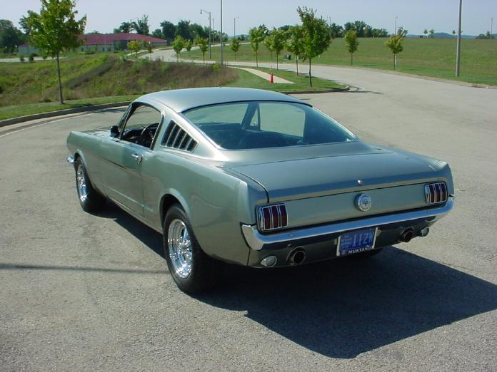 '66 Mustang Fastback'67 Mustang convertible